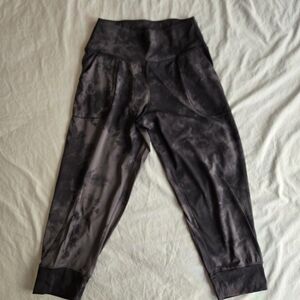 Oalka Charcoal Grey Marble Tie Dye Women's Capri Joggers EB2